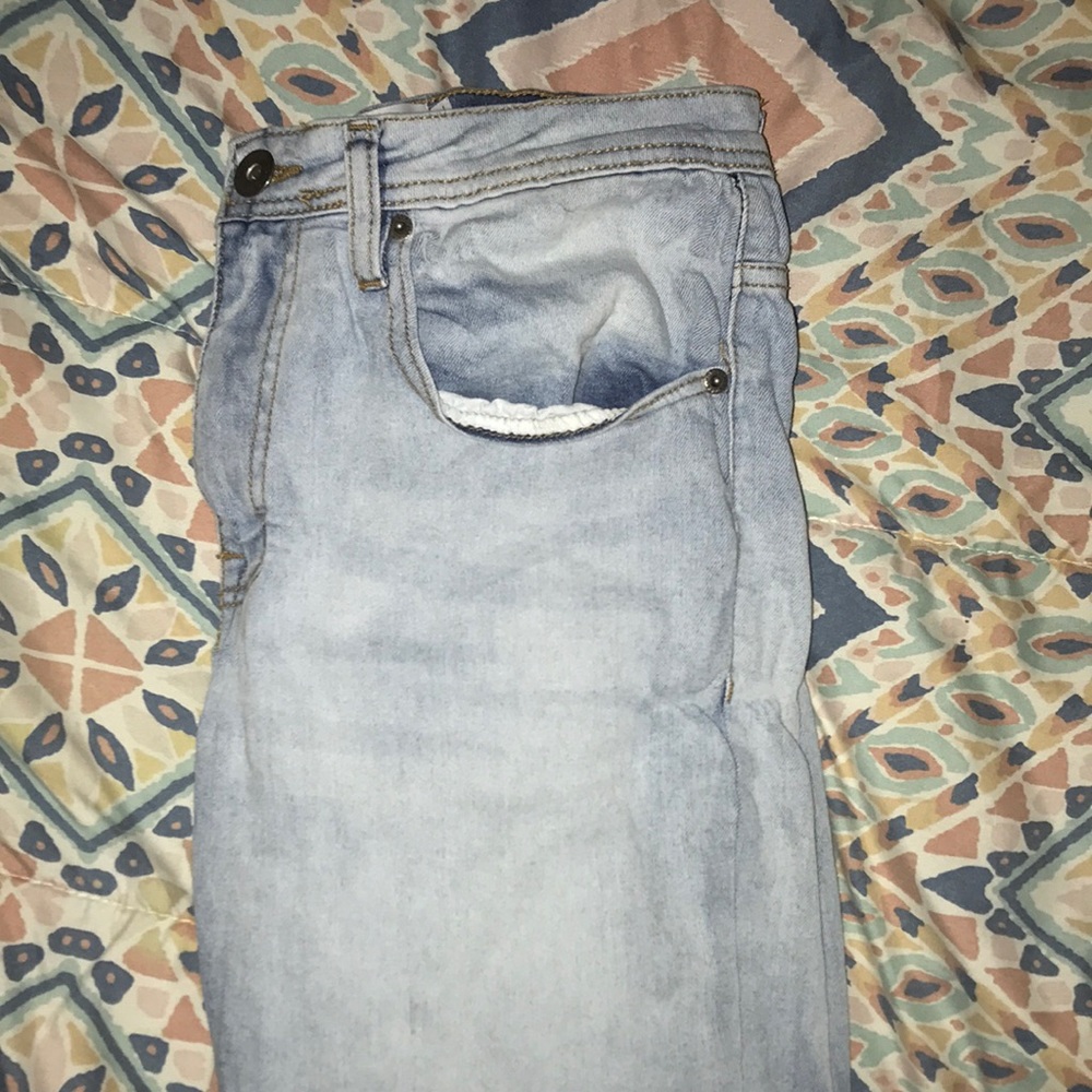 I’m selling light blue jeans worn 1 time